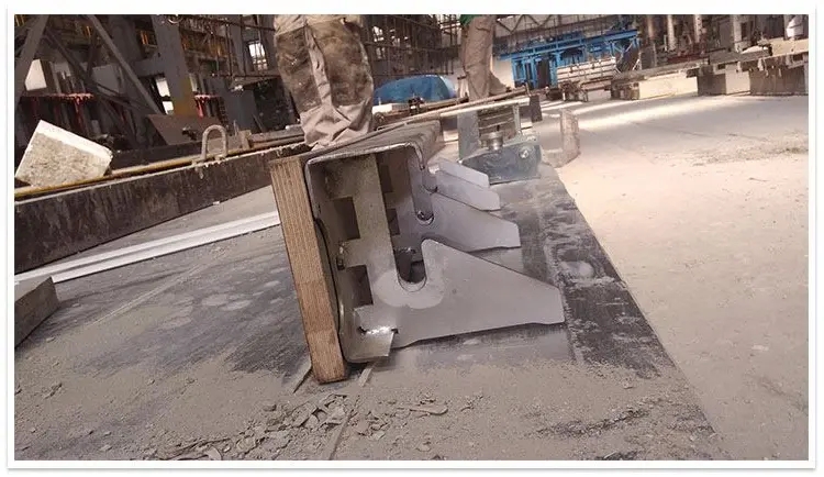 The shuttering is used by wood clamps to connect and fix it to the side formwork