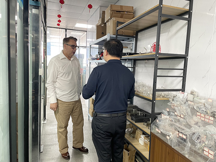 QCM Magnet was visited by a UK customer on Nov. 11th.