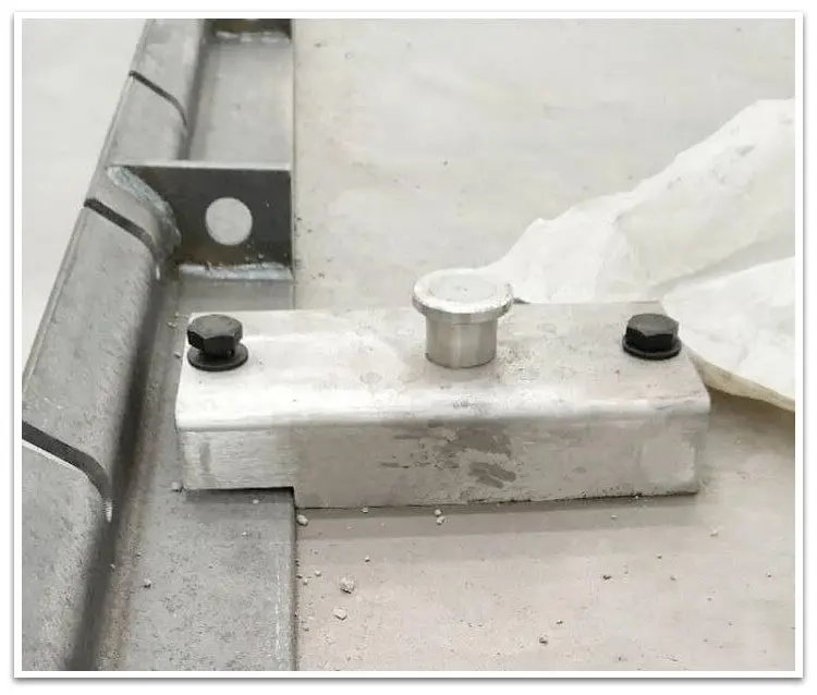 The shuttering follows the steps on the magnetic box to connect and fix it to the side formwork